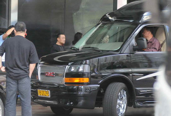 周立波是非多负面不断 眉头紧锁登豪华房车闪人