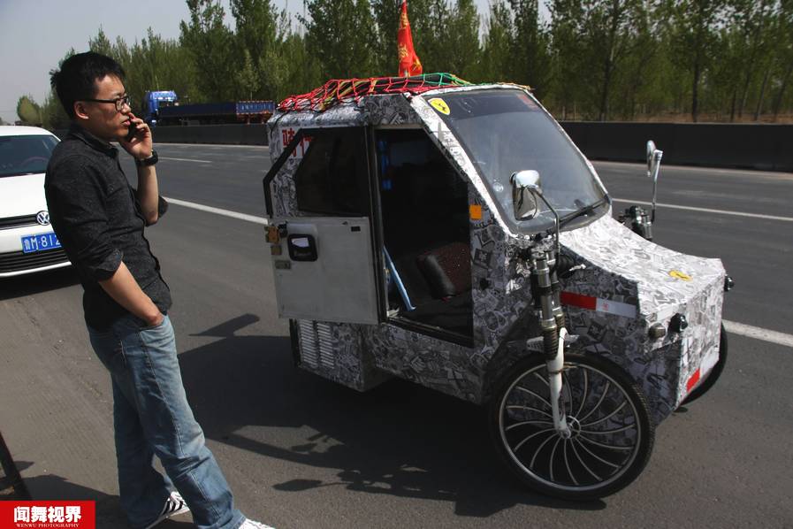 33岁单身小伙自制房车骑行中国 时速20公里边走边直播