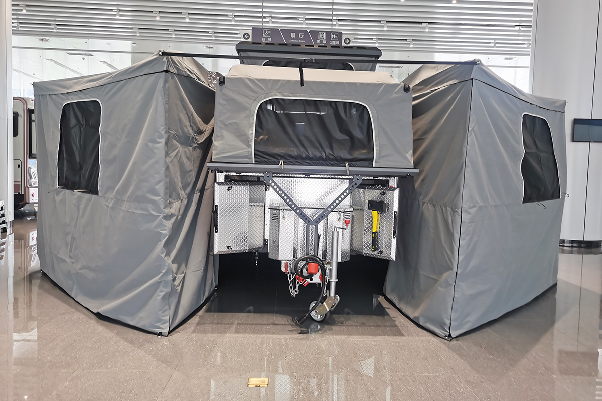 国产房车 如上图所示,征服者490越野拖挂房车显示为360度环形帐篷开启