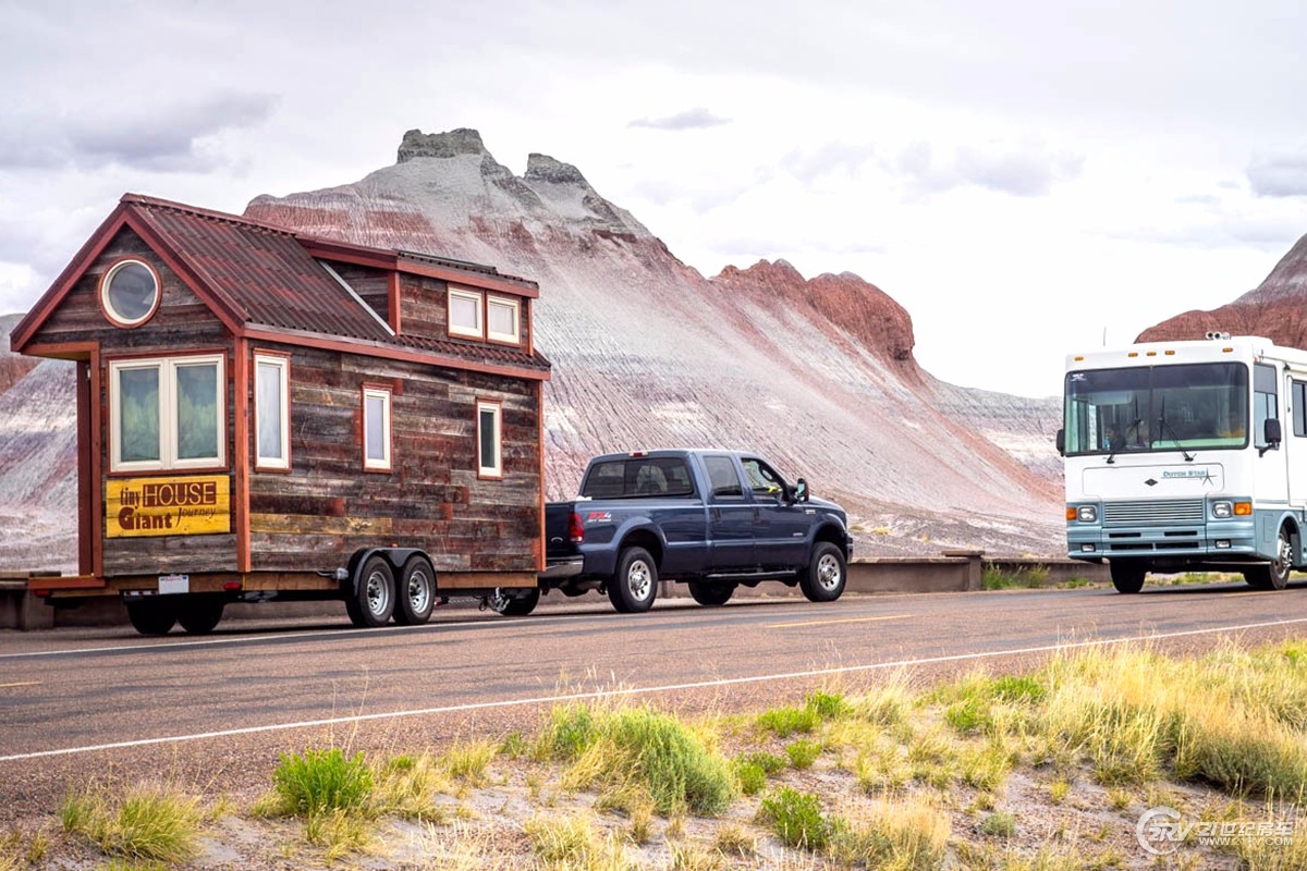 Tiny_House_Giant_Journey_in_the_Petrified_Forest_and_an_RV.jpg