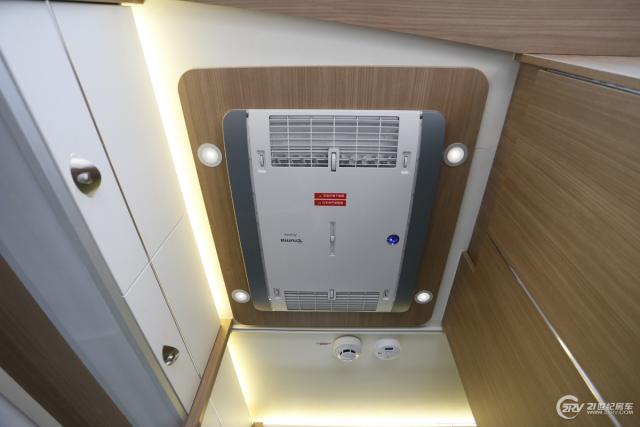 诺优大通c型房车配备的是一款特鲁马avebta房车专用顶置驻车空调,功率