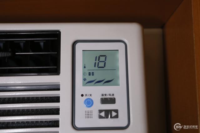 室内机上配备一快小型液晶显示屏,通过显示屏用户可查看空调制冷温度