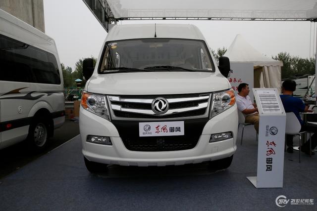 标准配置包括:108l多美达房车专用冰箱,微波炉,抽油烟机,底置驻车空调