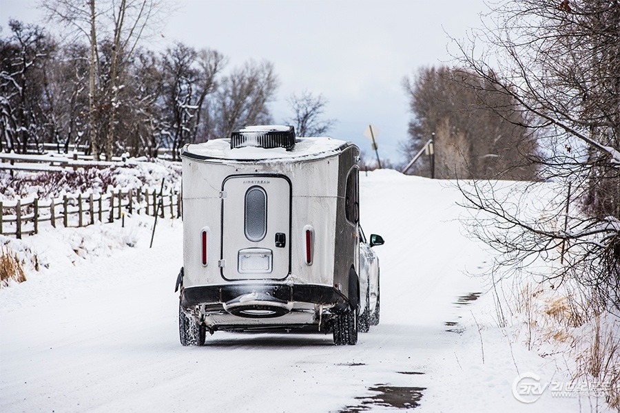 16_blog_travel-trailer_basecamp_unlikely-pairing-sno-cat__0000_1.jpg