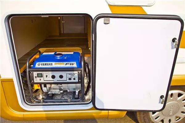 后部扩展仓内放置了2300w雅马哈发电机