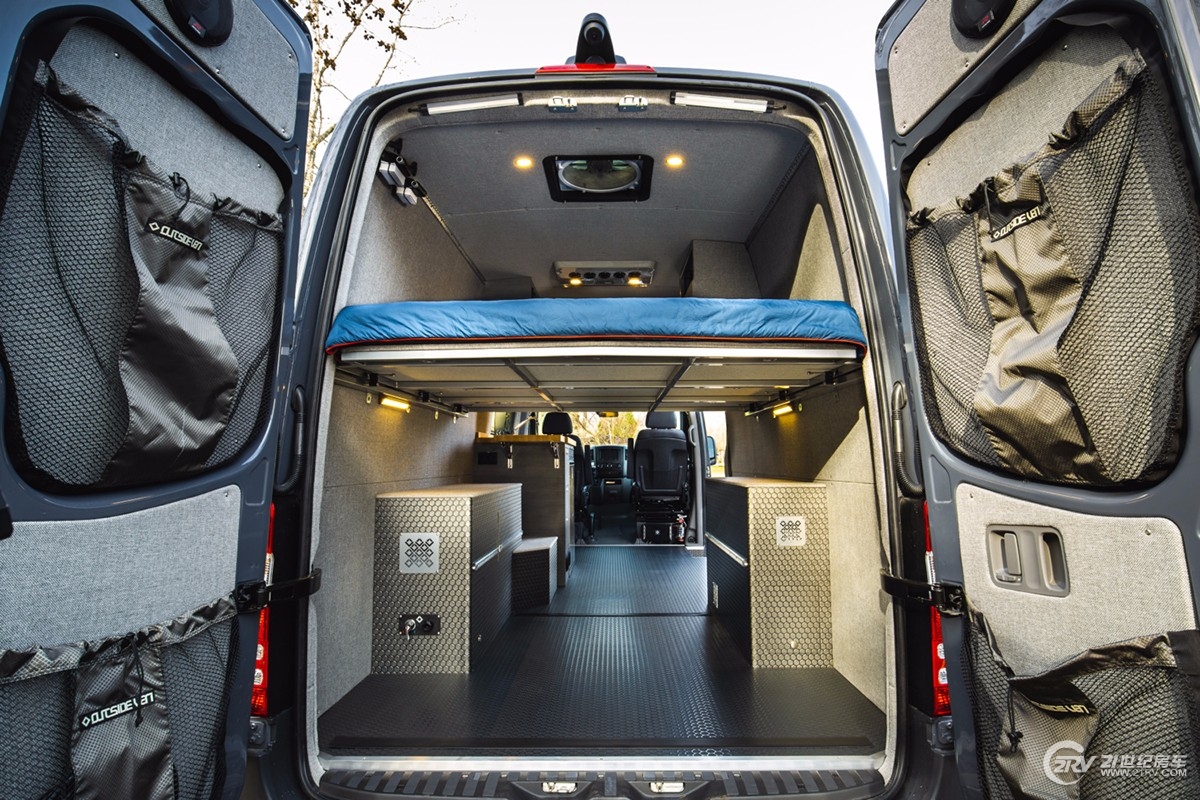 LaDolceVita_OutsideVan_Mercedes_Sprinter_170_web-2-1500x1000.jpg