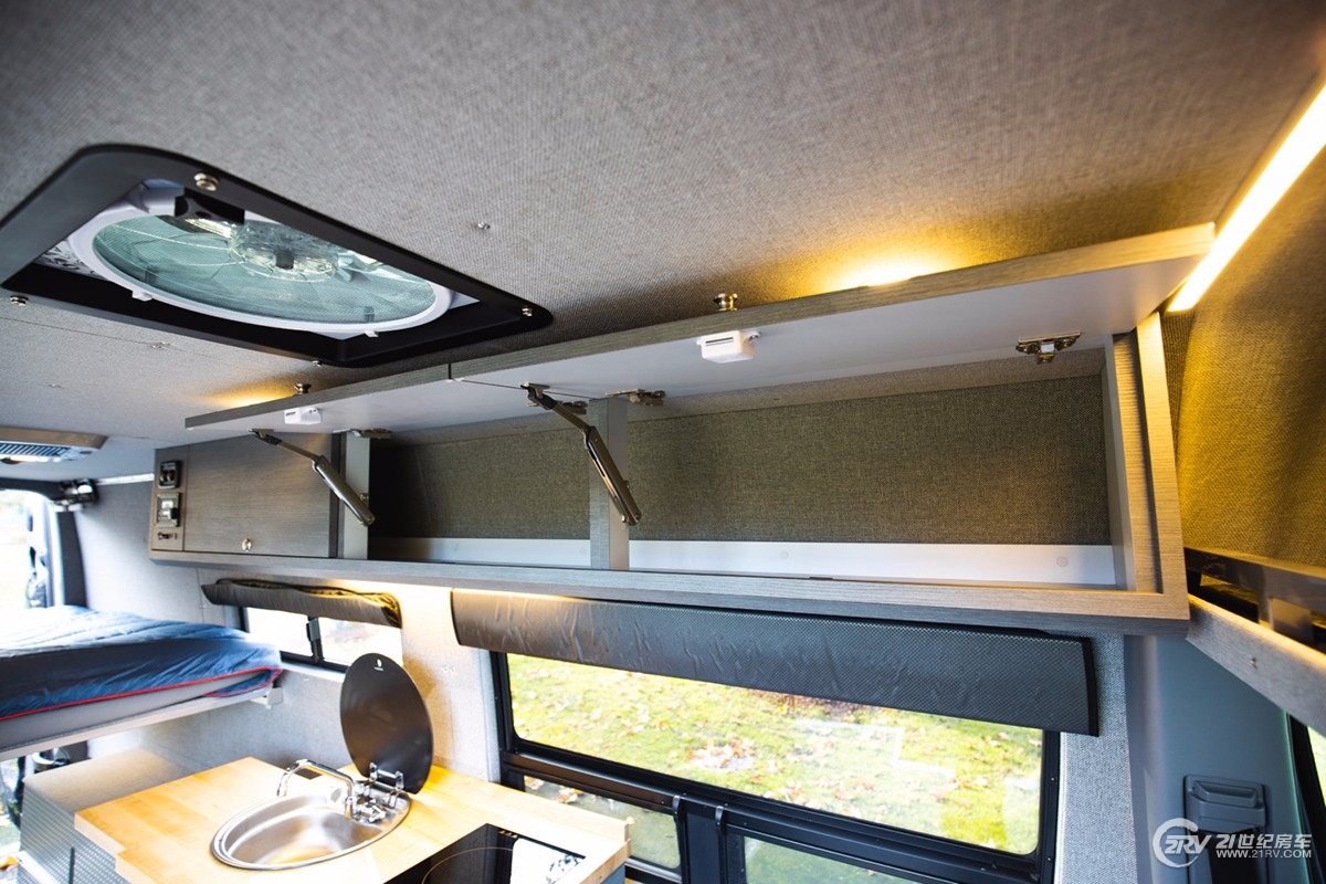 LaDolceVita_OutsideVan_Mercedes_Sprinter_170_web-10-1500x1000.jpg