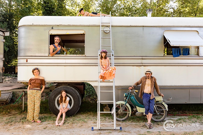 traveling-family-circus-avignon-france05.adapt.1900.1.jpg