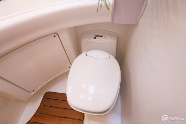 德国进口赛特福德(thetford)抽拉盒式马桶,与之匹配的是18升的黑水箱.