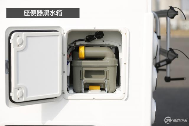 座便器品牌为赛特福德,抽拉式黑水箱容积为18升,可抽出倾倒.