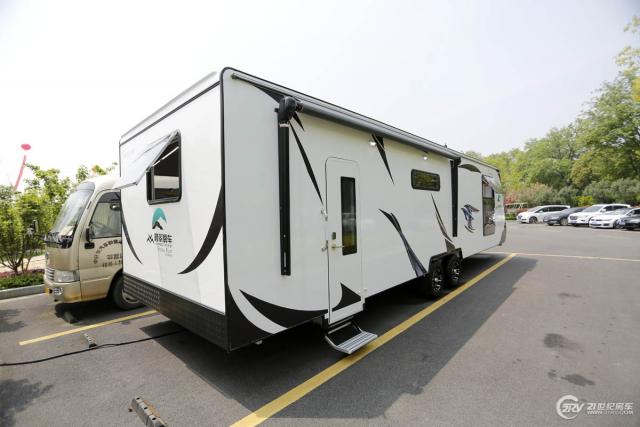 环绕式全景落地窗吸睛/室内面积30平米 隆翠宽体澳龙营地拖挂房车实拍