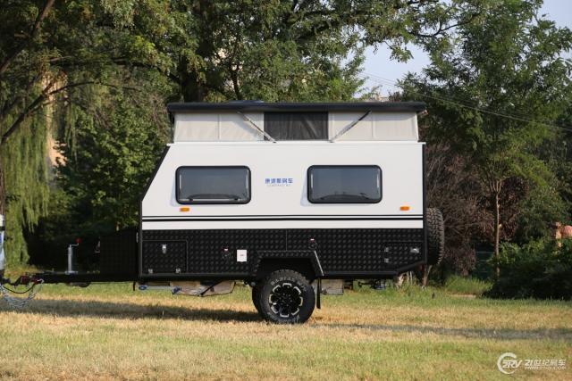 升降顶可睡4人/售价12.98万起 康派斯cs05越野拖挂房车实拍
