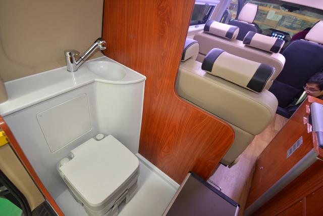 电动式升降顶设计 2020款延龙福特新全顺升顶b型房车起售29.8万