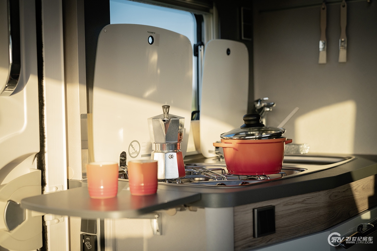 Hymer_Exsis_580_Pure_interior_view_(4)_(c)_Hymer_GmbH_und_CoKG.jpg