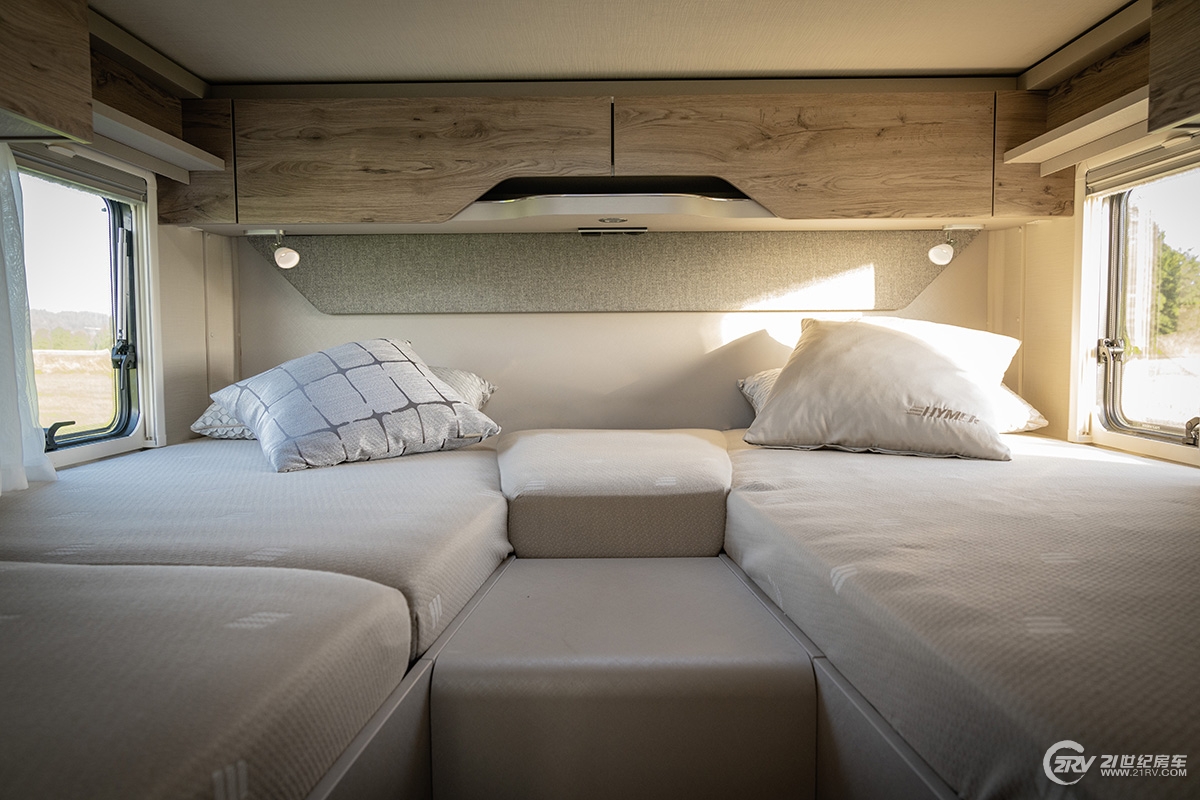 Hymer_Exsis_580_Pure_interior_view_(5)_(c)_Hymer_GmbH_und_CoKG.jpg