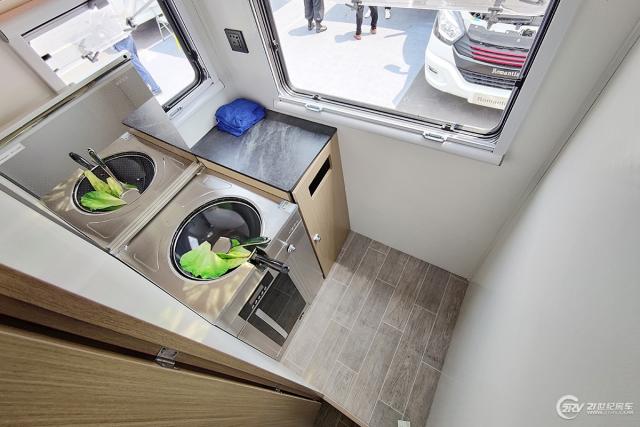 纵置上下折叠床 独立厨房 罗曼特斯c4房车45.8万元起售