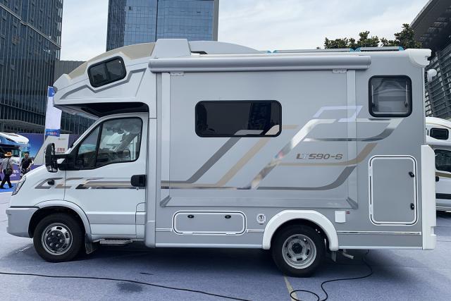 采用巴洛克面料材质;国内常见的自行式房车内首款真正采用干湿分离式