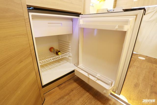 新车配备的是一款 多美达80升冰箱,冷冻冷藏同在一室之内,通过独立的