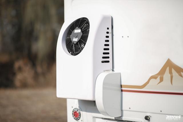 车尾厢壁上背着一台kme空调外机,整机外壳占用空间不算大,只是车尾背