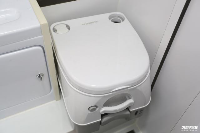 外观不再低调!3人出行无压力 实拍卫航v590摩登时尚款房车