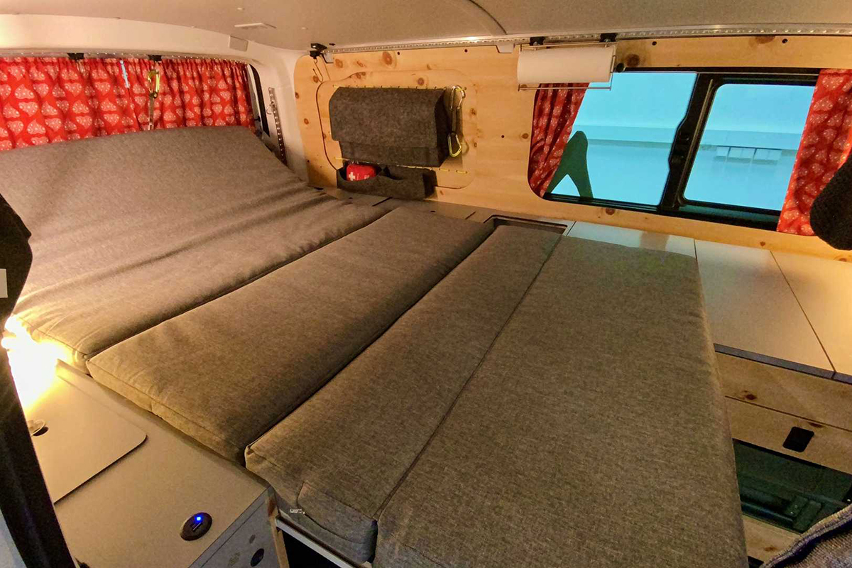 flowcamper-casper-vw-t6-camper-interior-bed.jpg