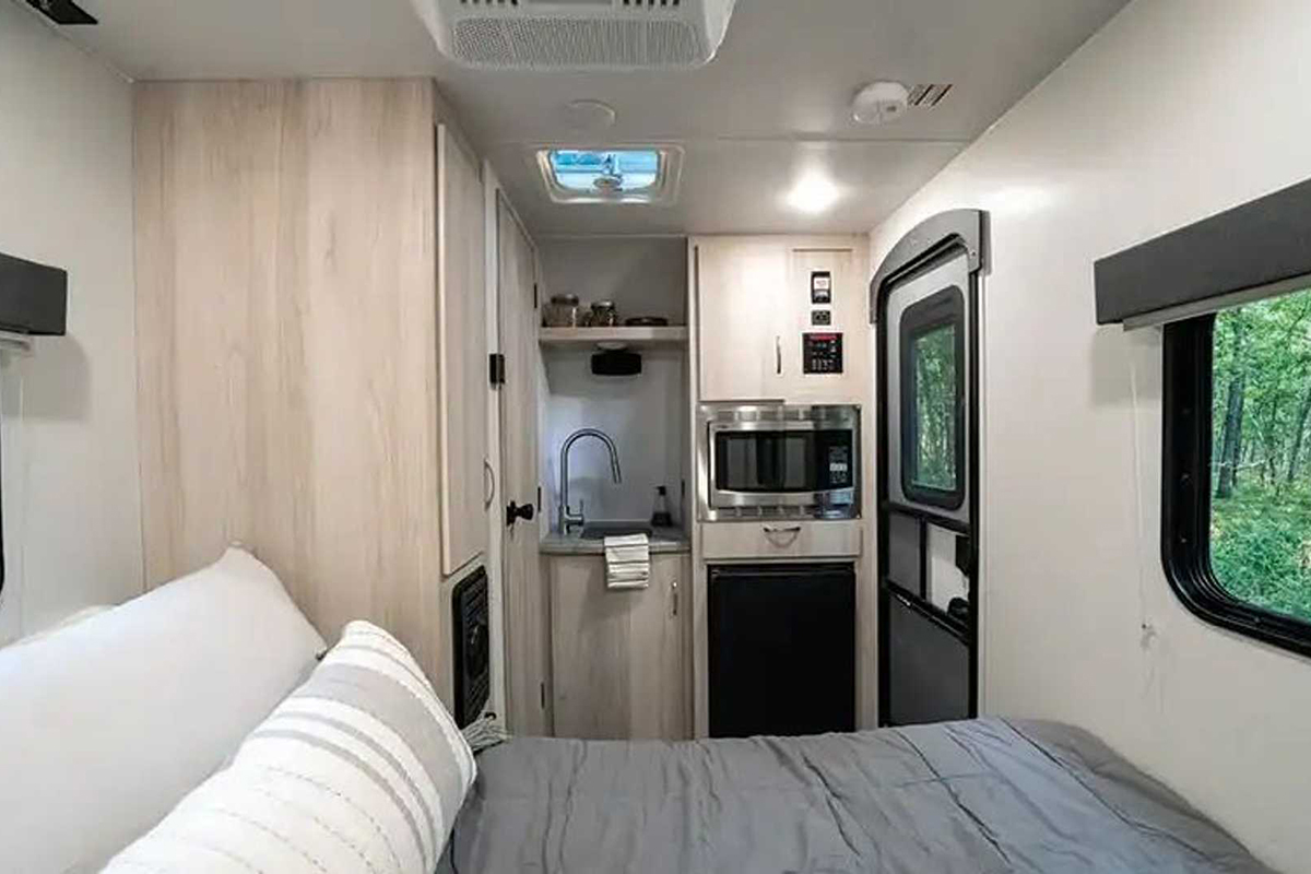 winnebago-hike-100-camping-trailer-cabin.jpg