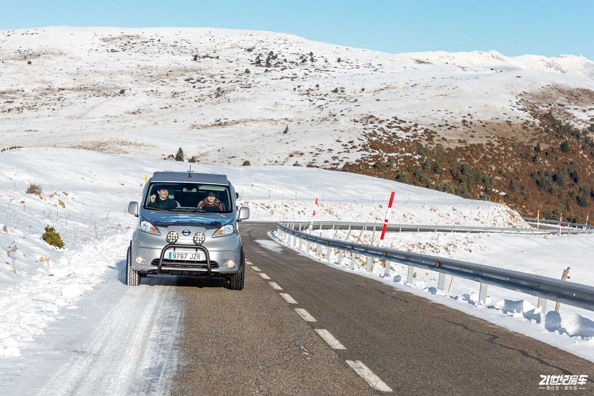 nissan-e-nv200-winter-camper-concept (1).jpg