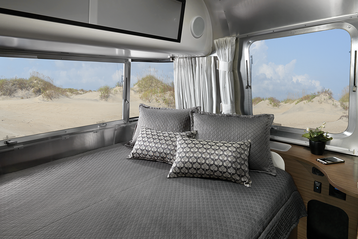 Airstream-2021-Caravel-22-Interior-Bedroom-Tungsten-59048-WEB.png