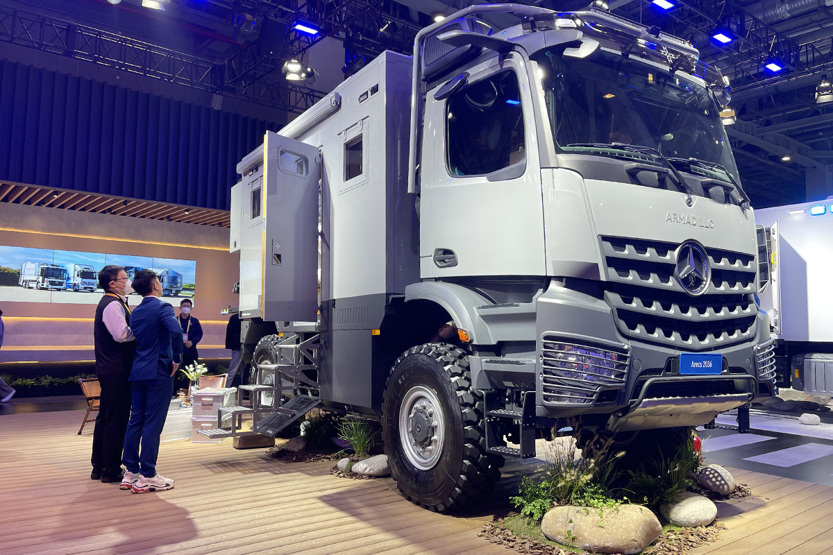梅赛德斯-奔驰卡车携前沿产品及领先科技亮相进博会